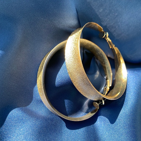 GOLDEN HOOPS - Picture 2 of 4